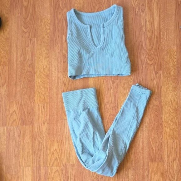Workout Set 2 PC Crop Top and Leggings Baby Blue Size S - Picture 1 of 3